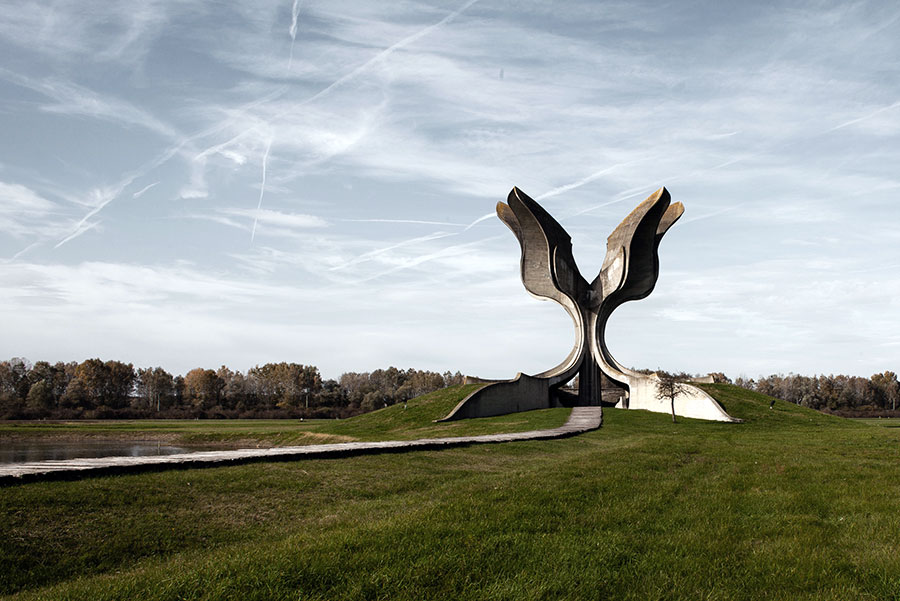 Memorial-to-the-victims-of-the-concentration-camp-in-Croatia-designed-by-Bogdan-Bogdanovic-in-1966_opt