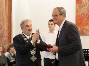 Srebrna medalja Univerziteta umetnosti za 2017. dodeljena van. prof. dr Nenadu Šekularcu