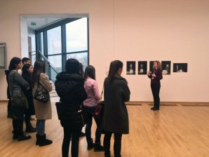 Studenti na predmetu MUAD-11020 Kultura dizajna u poseti Muzeju savremene umetnosti u Beogradu (MSUB)