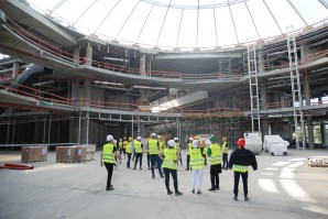 STUDENTI MASA I IASA U POSETI GRADILIŠTU KAKO BI PRATILI PROCES MONTAŽE PNEUMATIČNE KONSTRUKCIJE