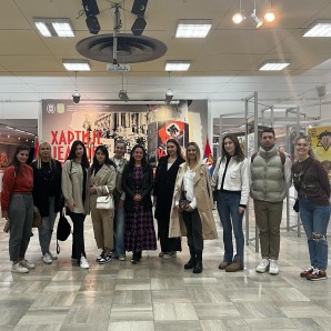 Студенти мастер студија у посети изложби „Хартије једног времена-немачка ратна пропаганда 1941-1944″