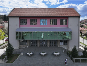 КОНКУРС ЗА ИДЕЈНО РЈЕШЕЊЕ ЕСТЕТСКЕ ТРАНСФОРМАЦИЈЕ ФАСАДЕ ЗГРАДЕ ДОМА КУЛТУРЕ И РЕМОДЕЛАЦИЈЕ ПЛАТОА ГЛАВНОГ ГРАДСКОГ ТРГА 13. ЈУЛ У ПЉЕВЉИМА