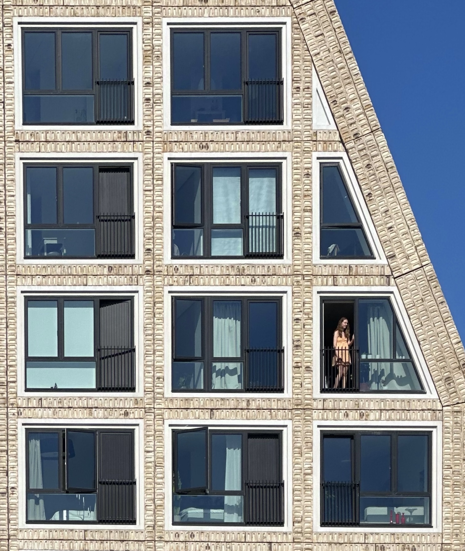 Predavanje: GDE STANUJE IDENTITET?